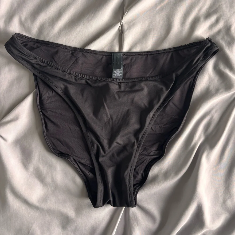 SKIMS Black Onyx Bikini Bottoms Size Large NWOT Never Worn